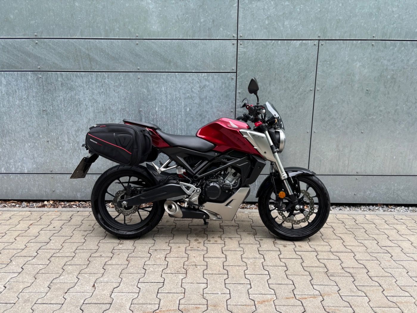 Fahrzeugabbildung Honda CB 125 R, Koffer, Windschild