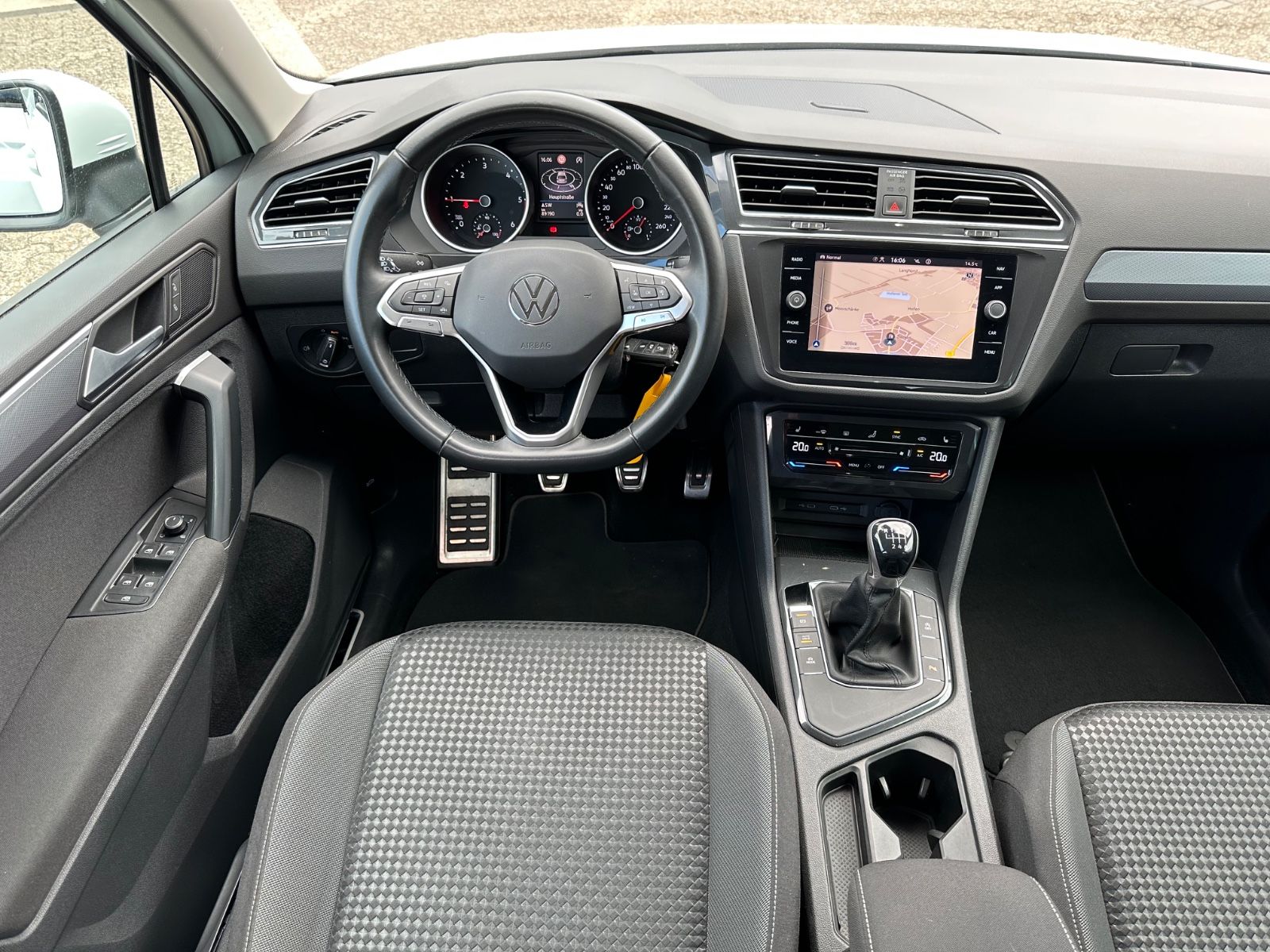 Fahrzeugabbildung Volkswagen Tiguan 2.0 TDI Active AHK/Navi/LED/SHZG/ACC