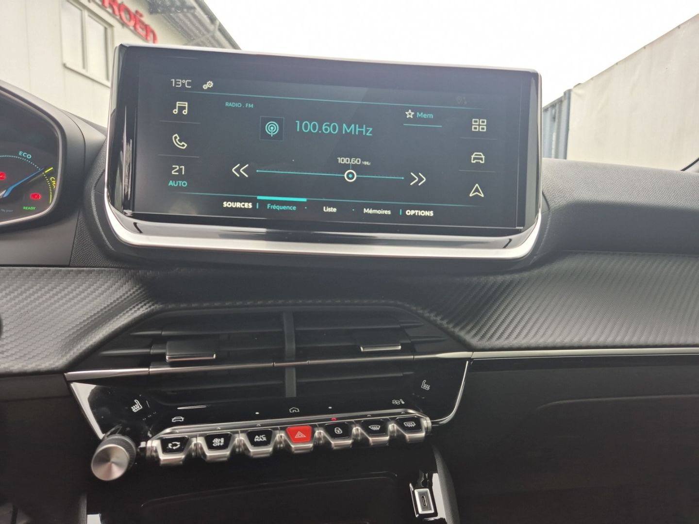 Fahrzeugabbildung Peugeot 2008 Elektro 136 LED CarPlay Klimaautom SHZ