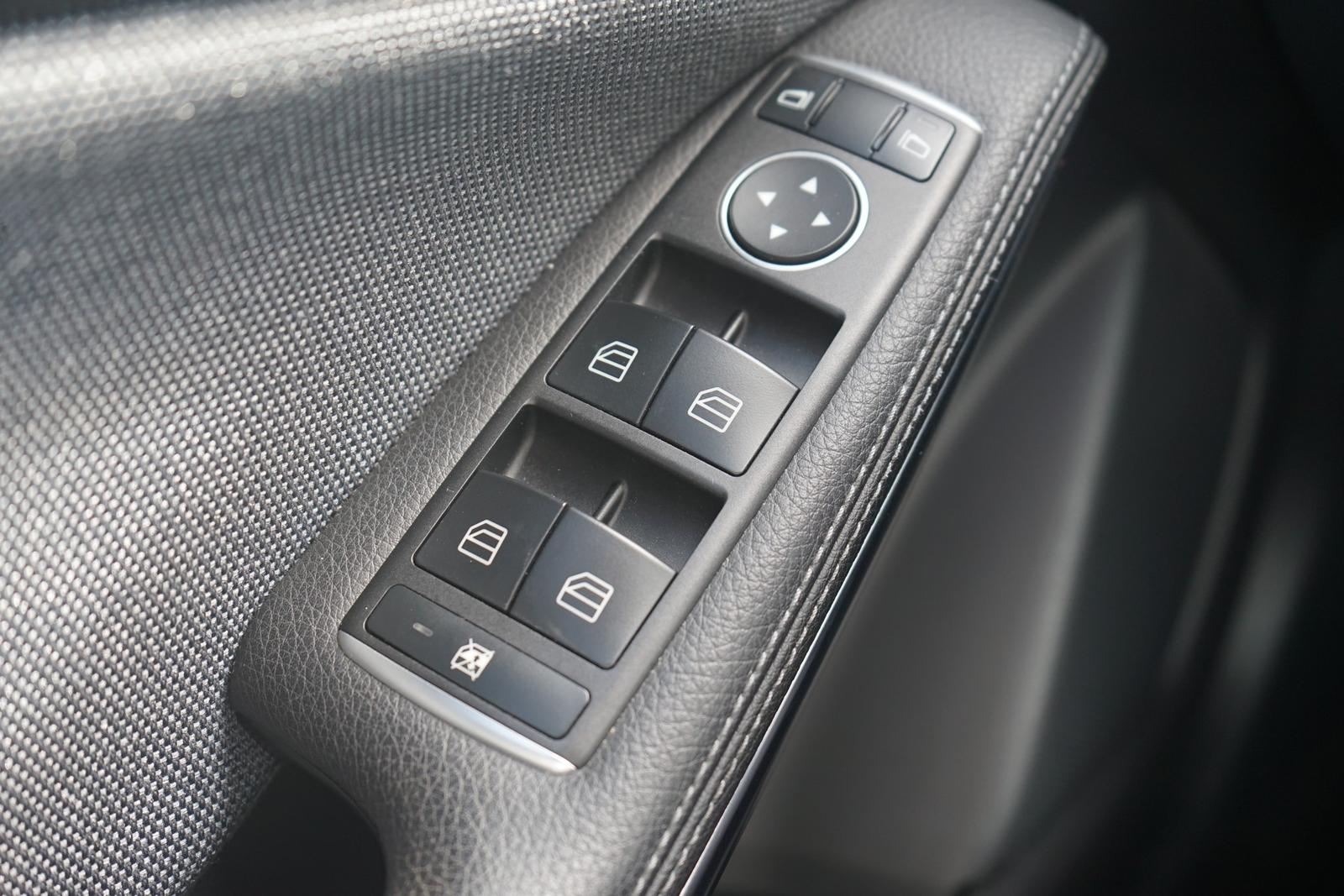 Mercedes-Benz GLA 200 Style LED Navi Sitzheizung Teilleder AHK