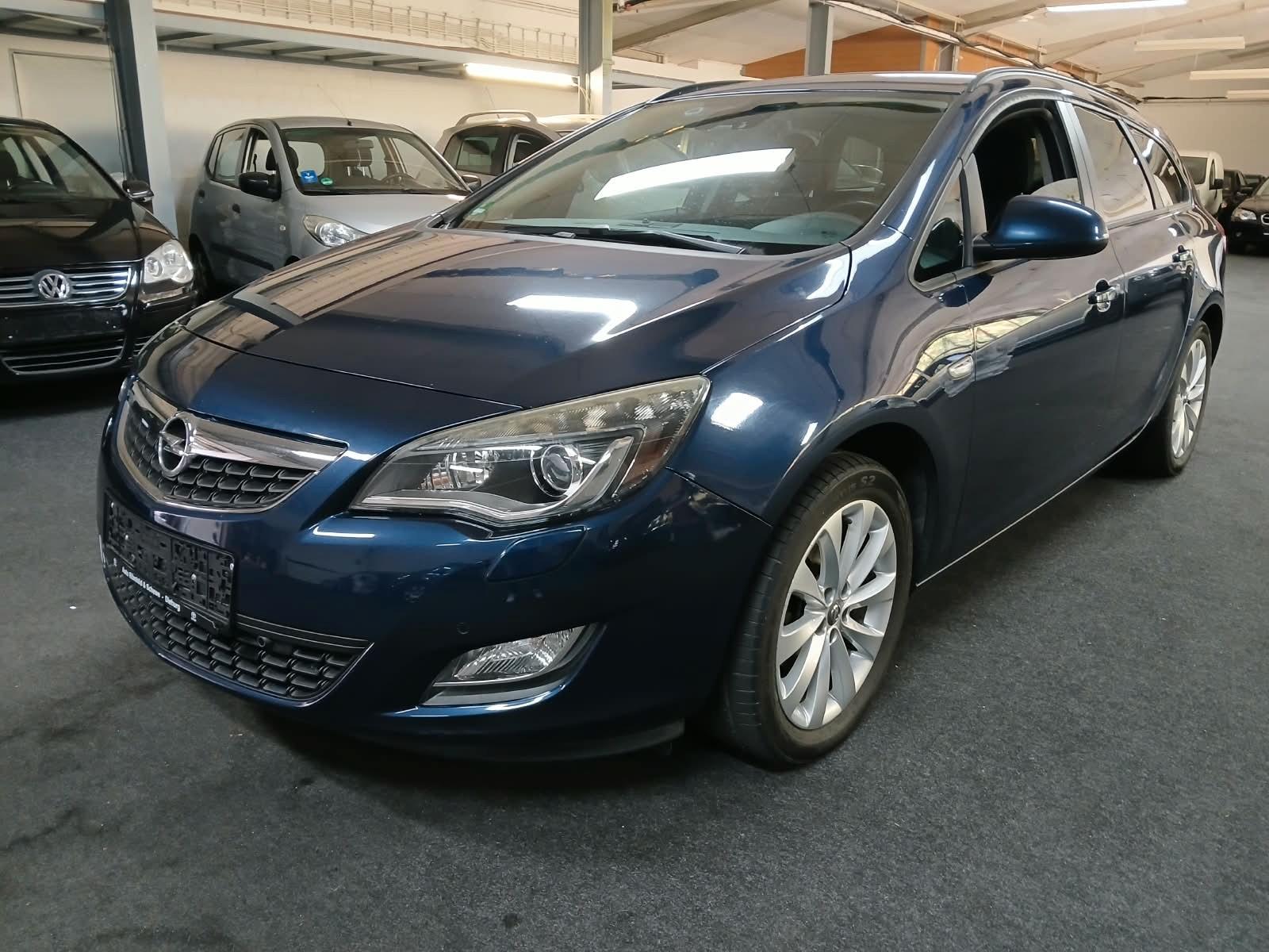 Opel Astra 2012 — вигляд ззаду