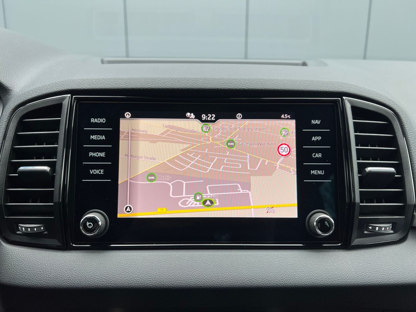 Fahrzeugabbildung SKODA Karoq Tour 1.5 TSI DSG *AHK, 17" LM-Felge, Navi,