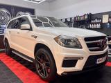 Mercedes-Benz GL 63 AMG 4MATIC AMG - Mercedes GL 63 AMG mit Schiebedach