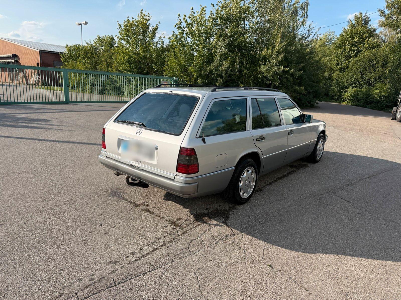 Mercedes-Benz 220