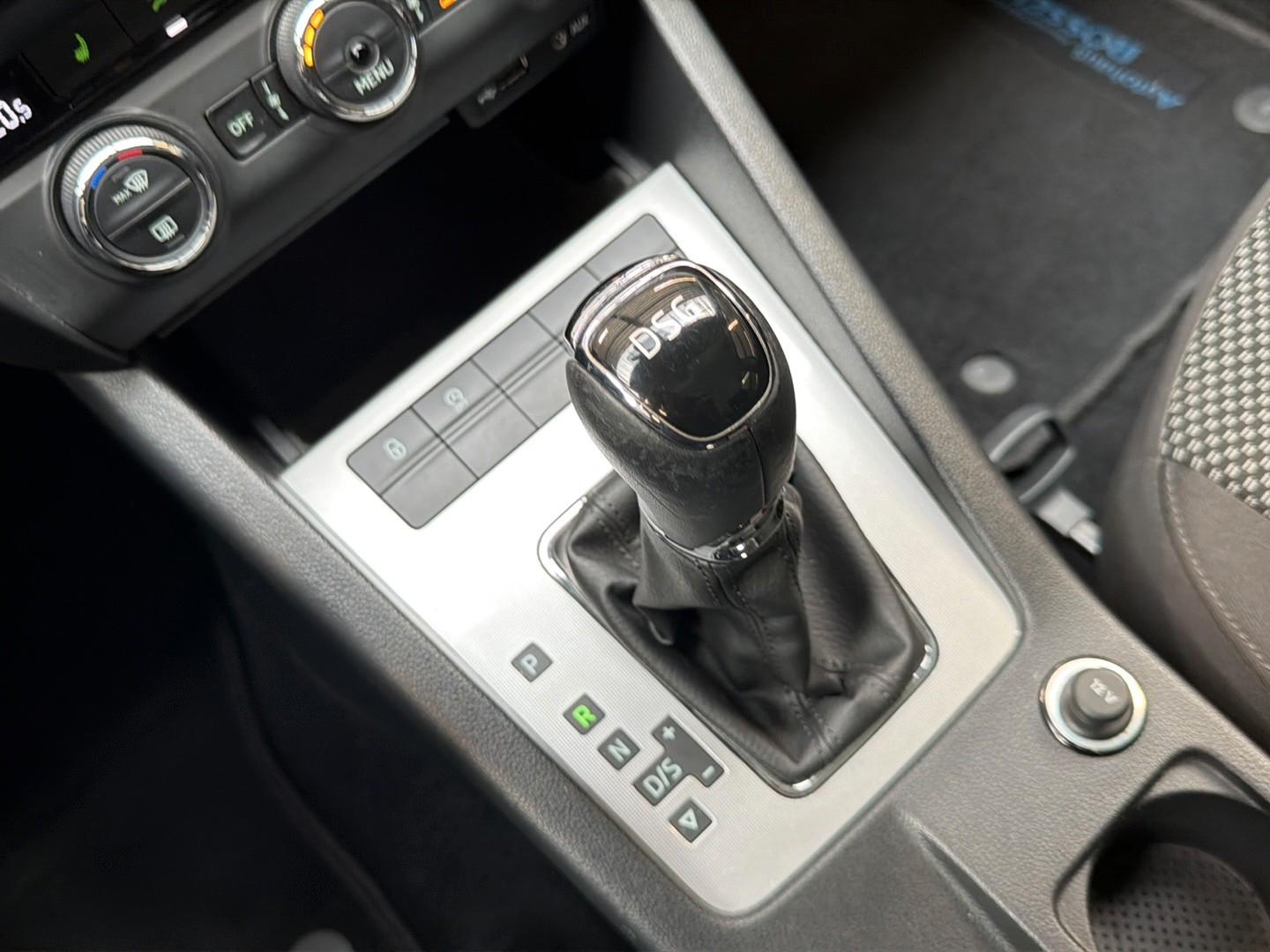 Skoda Octavia/Temp/PDC/ErsteHand/2-Zonen/SHZ/Kurvlicht