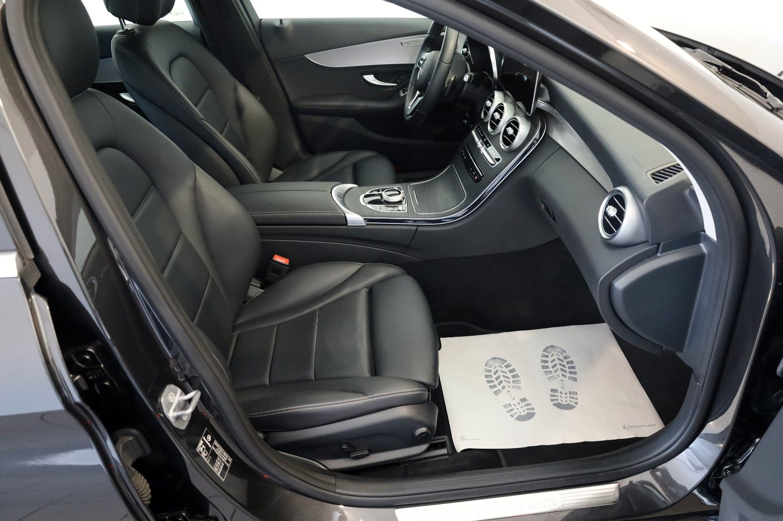 Fahrzeugabbildung Mercedes-Benz C 300e T Avantgarde Leder,Navi,LED,Kamera,SH,PDC
