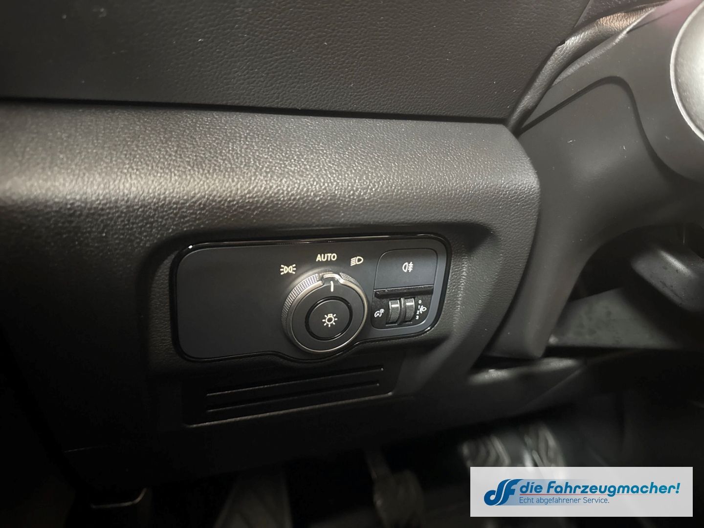 Fahrzeugabbildung Mercedes-Benz Citan Kombi 113 Tourer AHK DAB SHZ Totwi Spur.Ve