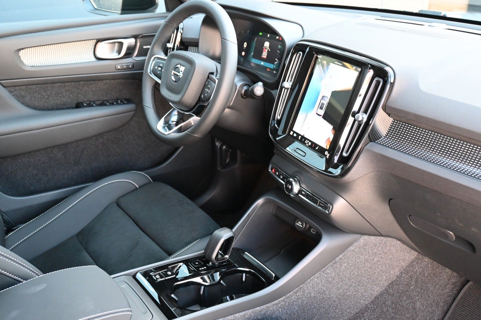 Fahrzeugabbildung Volvo XC40 B4 DKG Ultra Dark*PANO*FSHZG*360°*ACC*AHK