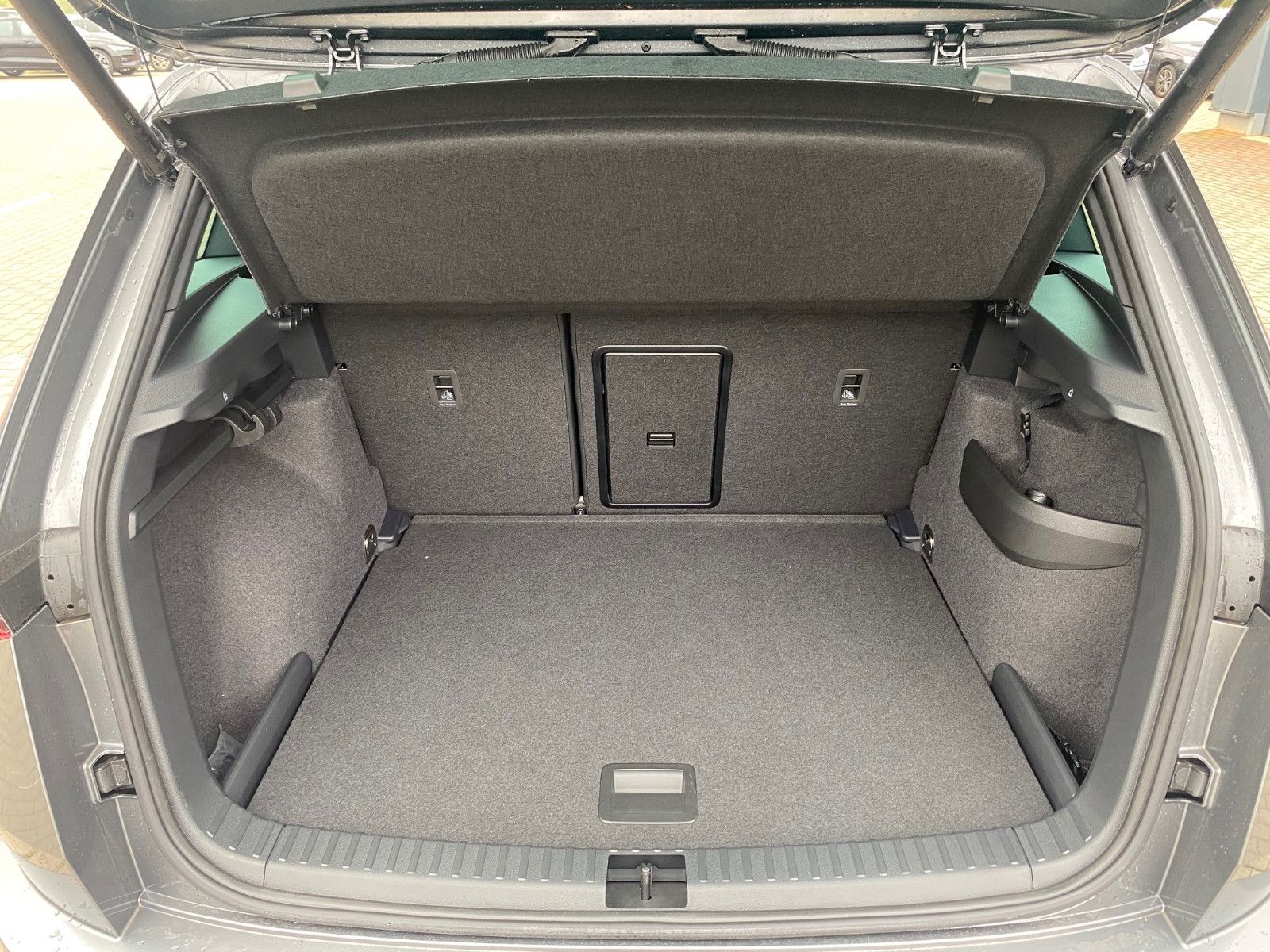 Fahrzeugabbildung SKODA Karoq 2.0l TDI DSG Sportline