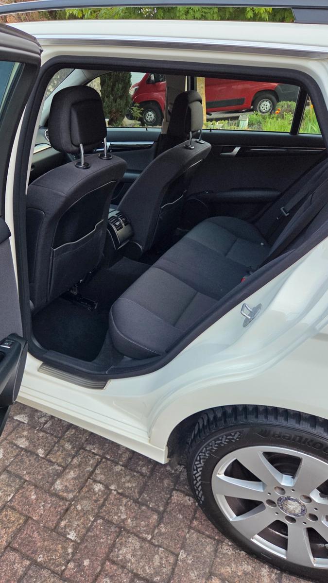 Mercedes-Benz C200 2011 — photo 11