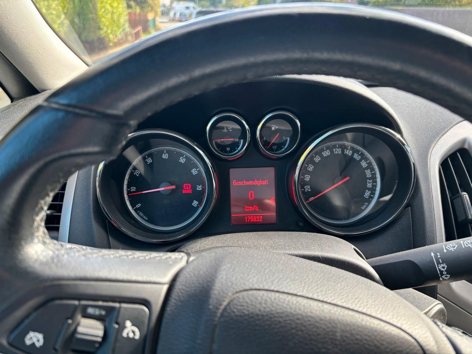 Opel Astra 2011 — photo 12