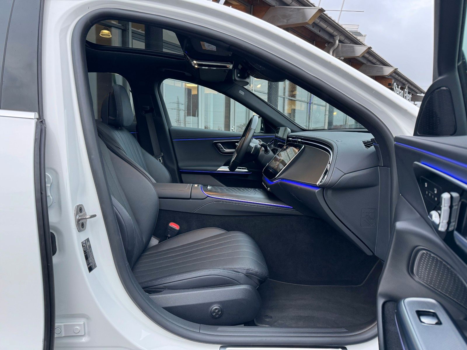 Fahrzeugabbildung Mercedes-Benz E 450 4M Avantgarde+Pano+DistrPro+Digital+360