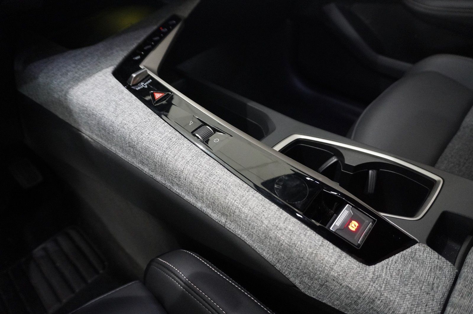 Fahrzeugabbildung Peugeot 3008 Hybrid 145 ALLURE NAVI/LED/360°/SPORT/DAB+