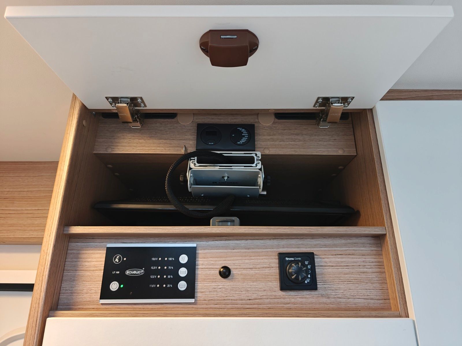 Fahrzeugabbildung Carado T-348 - Automatik, SAT, TV, 2x Solar, Hubbett -