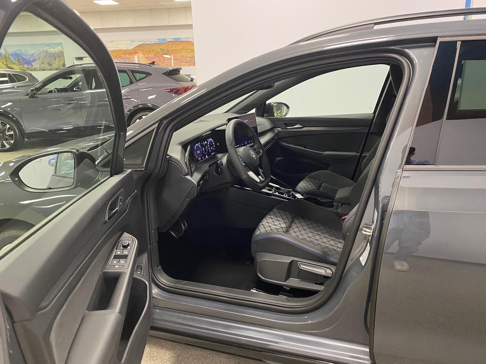 Fahrzeugabbildung Volkswagen Variant 2.0 TDI DSG R-Line BLACKSTY+MATRIX+5JGAR