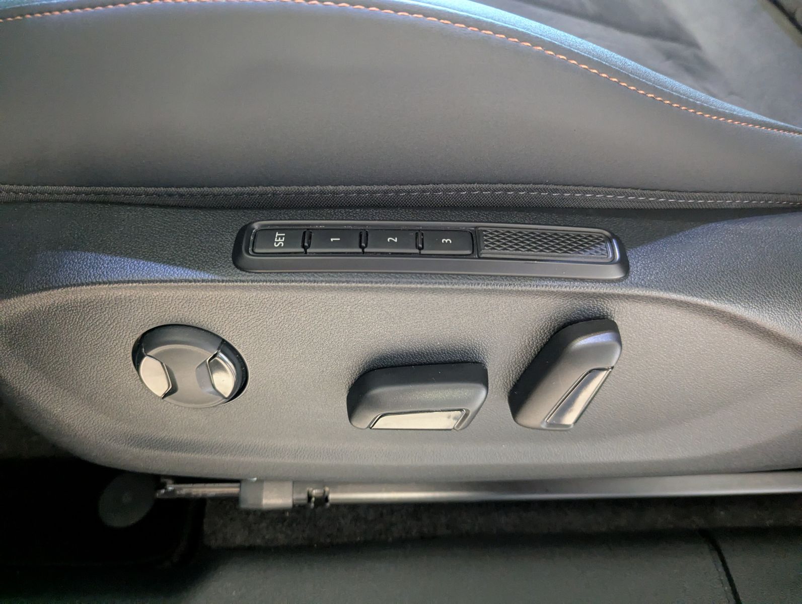 CUPRA Terramar 1.5 eTSI Sennheiser Edge-Paket HUD 19" - Image 22