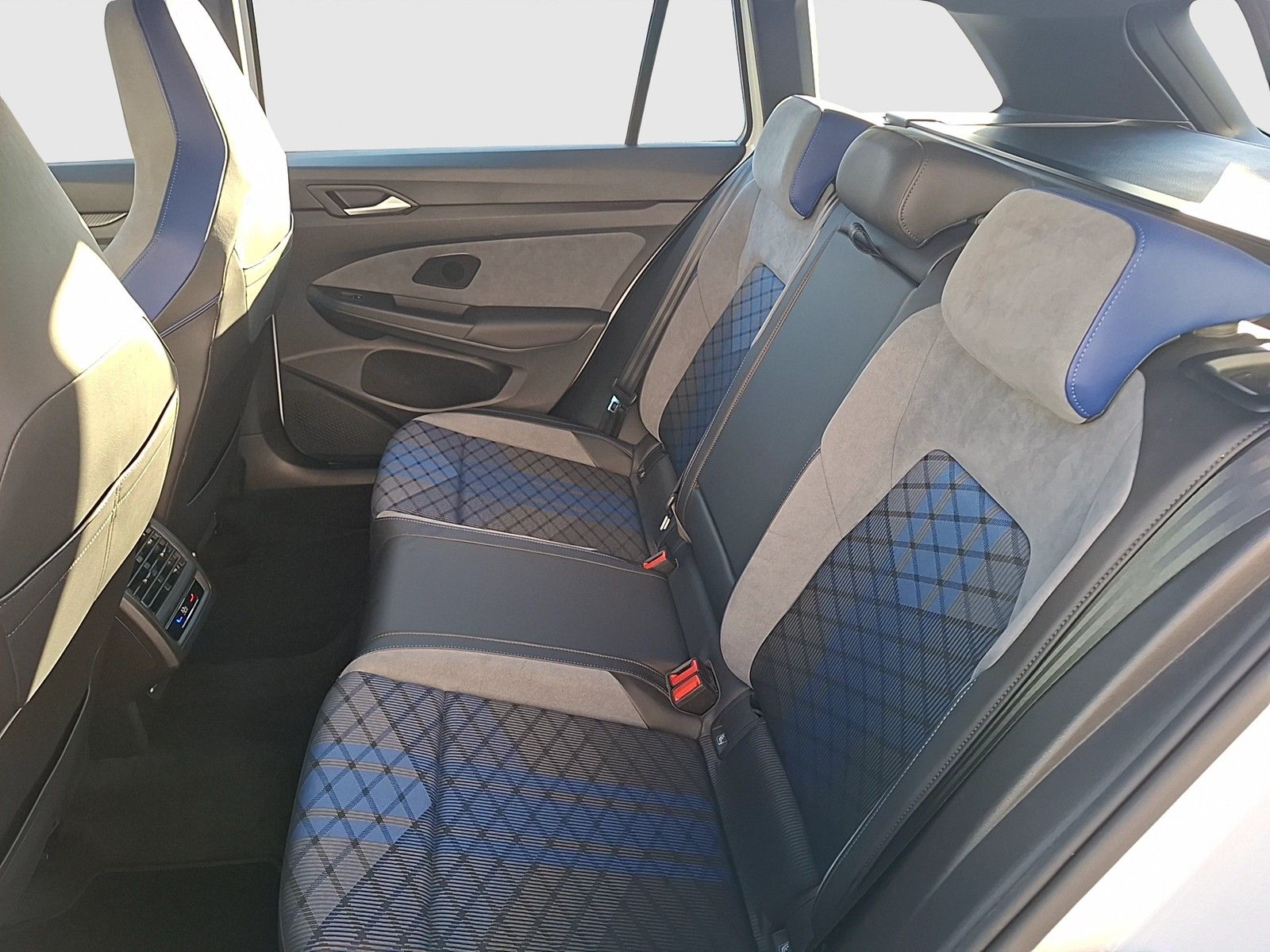 Fahrzeugabbildung Volkswagen Golf VIII Variant R DSG 4M Matrix Navi AID ACC R