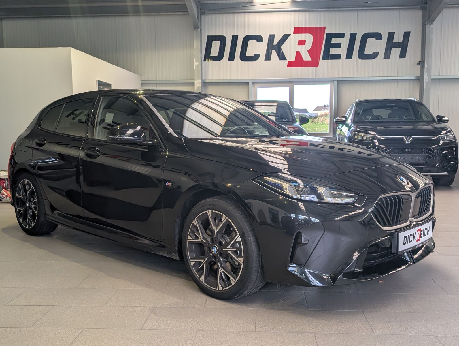 Fahrzeugabbildung BMW 123 i xDrive M-Sport Massag H/K Kamera Pano AHK