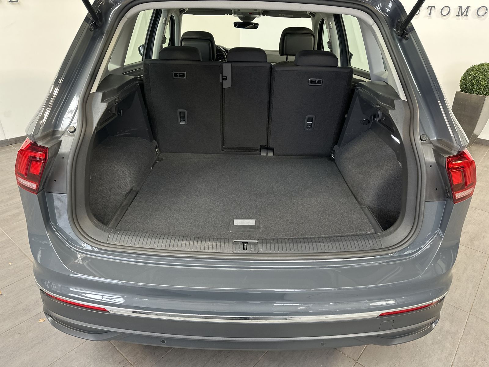 Fahrzeugabbildung Volkswagen Tiguan 2.0 TDI DSG 4M Life NAV+LED+KAM+PANO+AHK