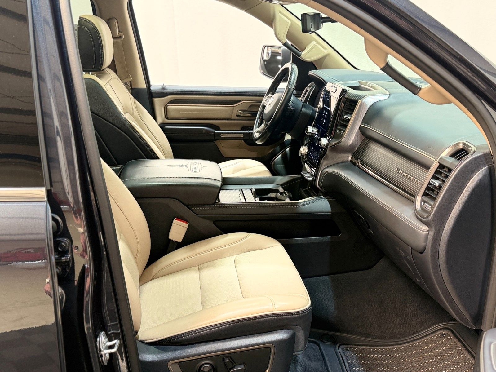 Fahrzeugabbildung Dodge Limited / CREW CAB / 4x4 / Harman Kardon / 360°