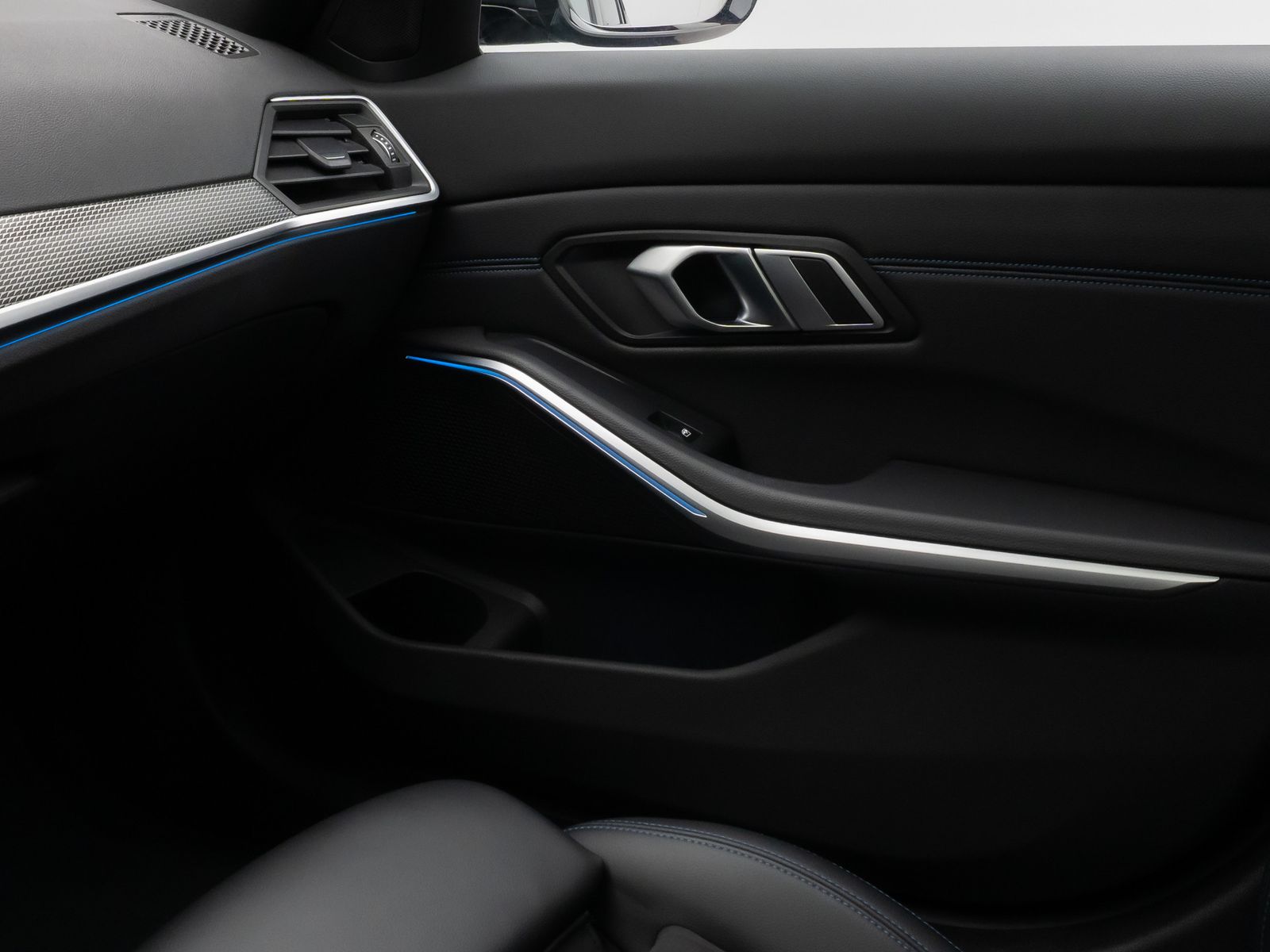 Fahrzeugabbildung BMW 330e M Sport Panorama Kamera Laser HUD DAB HiFi