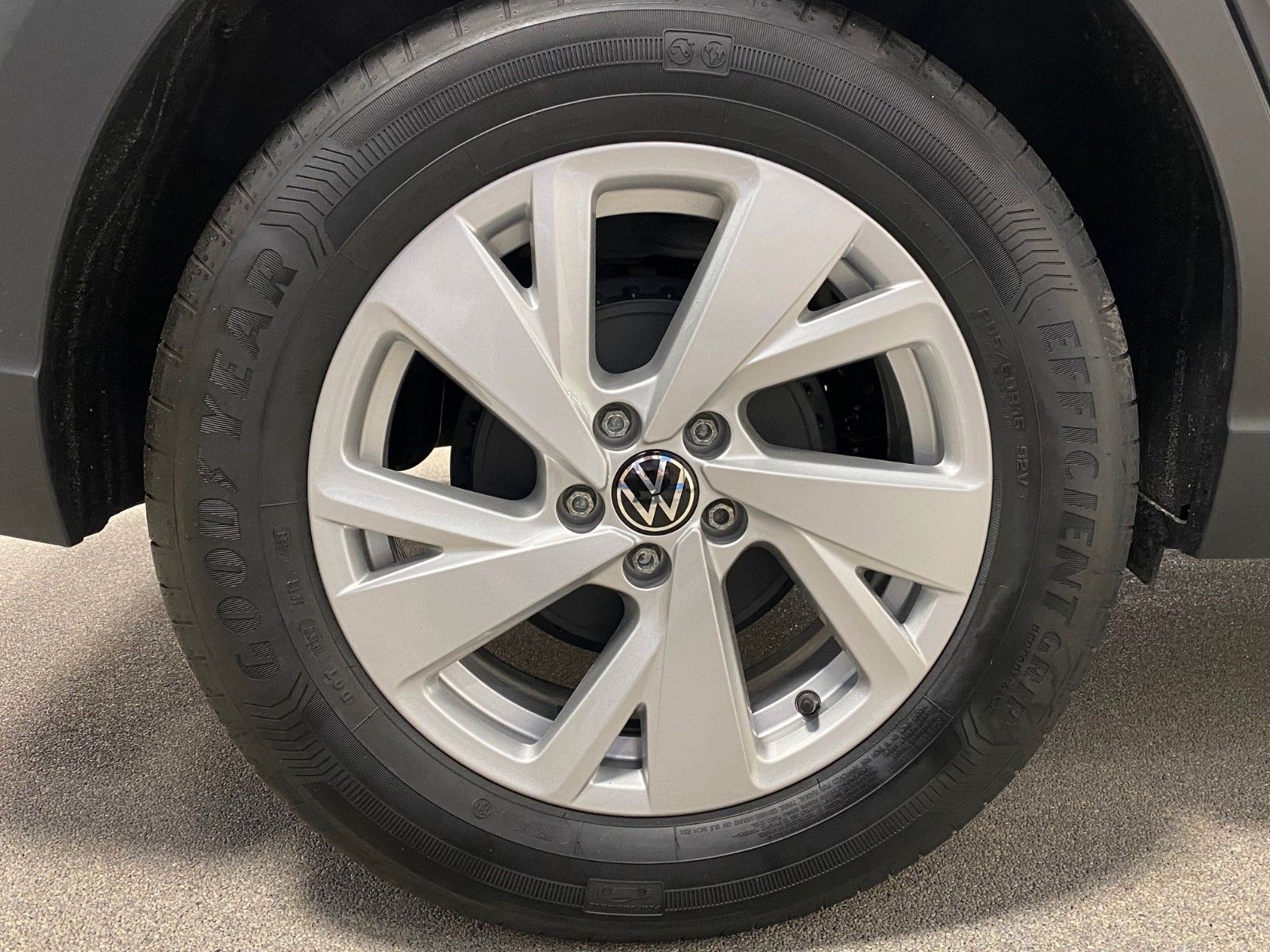 Fahrzeugabbildung Volkswagen Taigo 1.0 TSI LIFE+KAMERA+SITZHEIZUNG+ALU+APP+BC