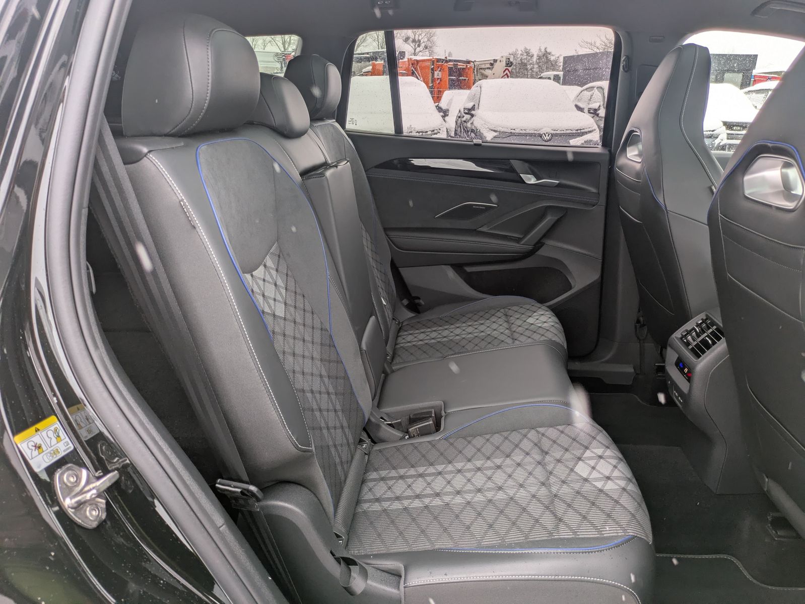 Fahrzeugabbildung Volkswagen Tayron 2.0 TDI 4M R-Line 7Si*MATRIX*AHK*PANO*HUD