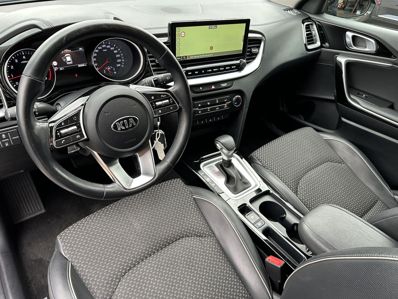 Fahrzeugabbildung Kia XCeed 1.5 T-GDI Vision NAV+LED+CARPLAY+KAM+DAB