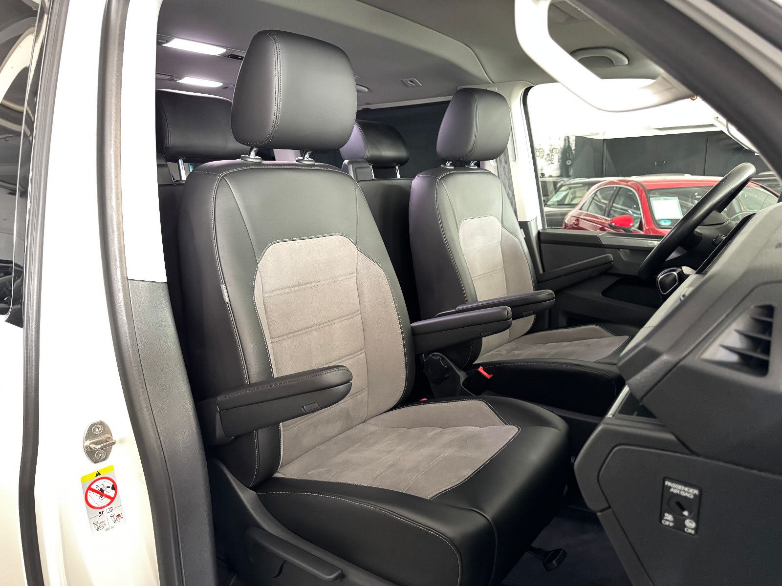 Fahrzeugabbildung Volkswagen T6.1 4M DSG IQ.DRIVE INDIVIDUAL EDITION 6-SITZER