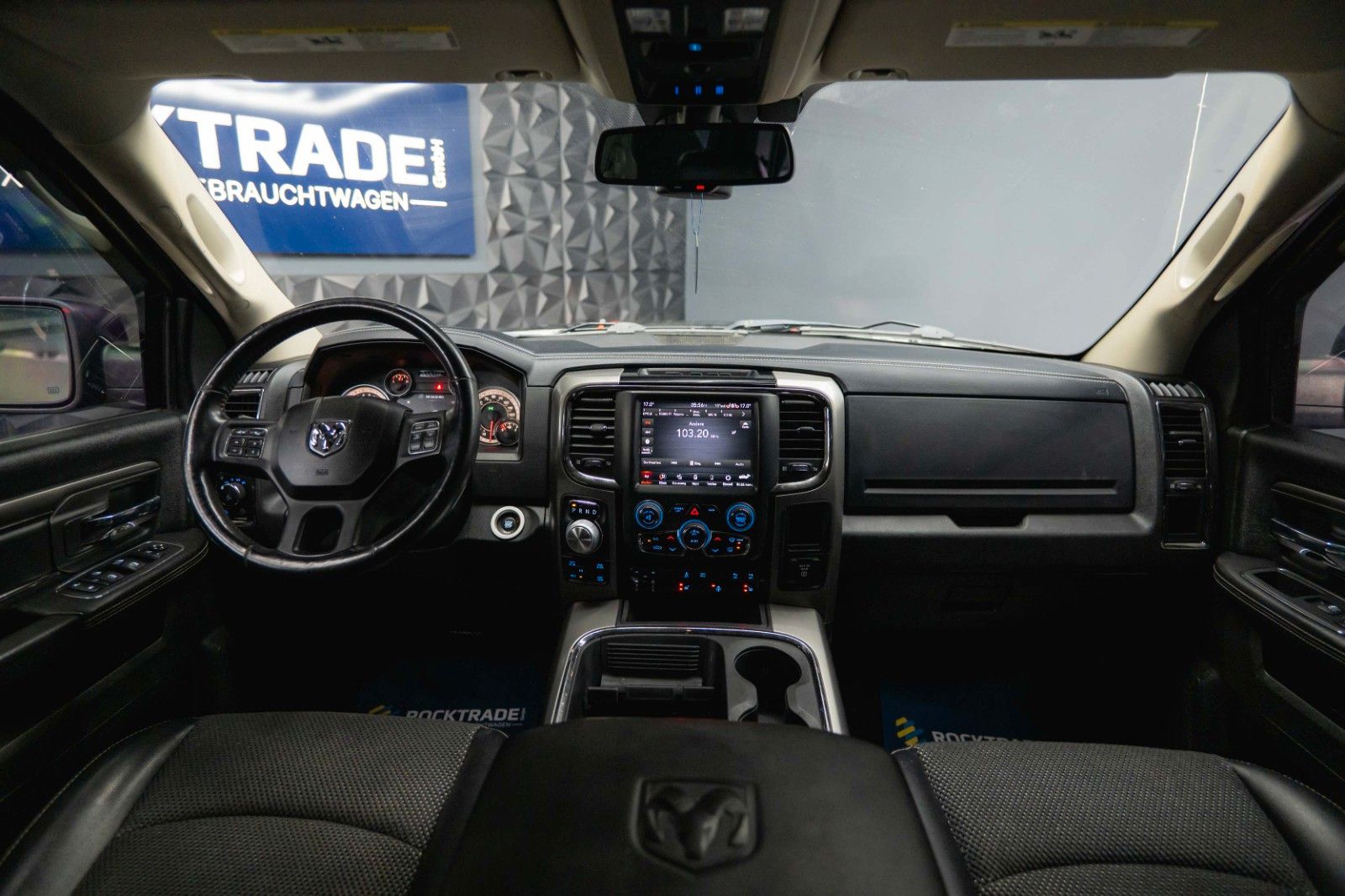Fahrzeugabbildung Dodge RAM 5.7 V8 HEMI 4x4 OFFROAD Night-Paket LONGBED