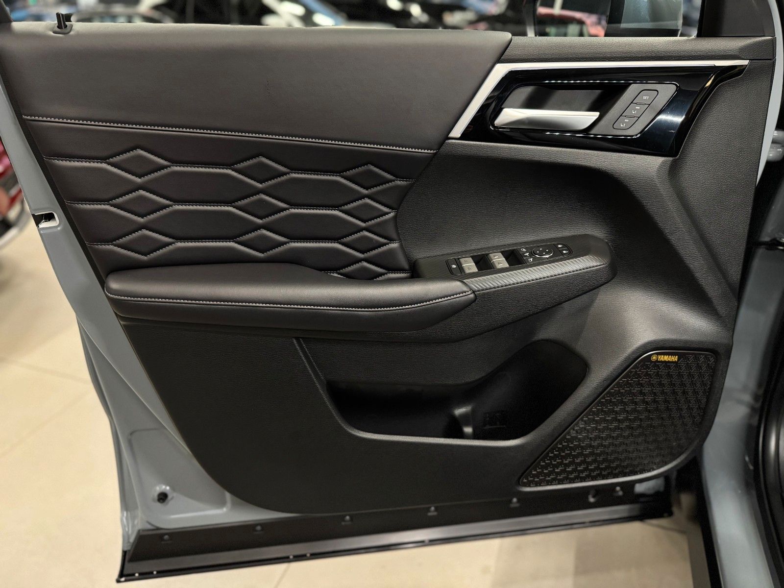 Fahrzeugabbildung Mitsubishi Outlander 2.4PLUG-IN HYBRID 4WD TOP PANO