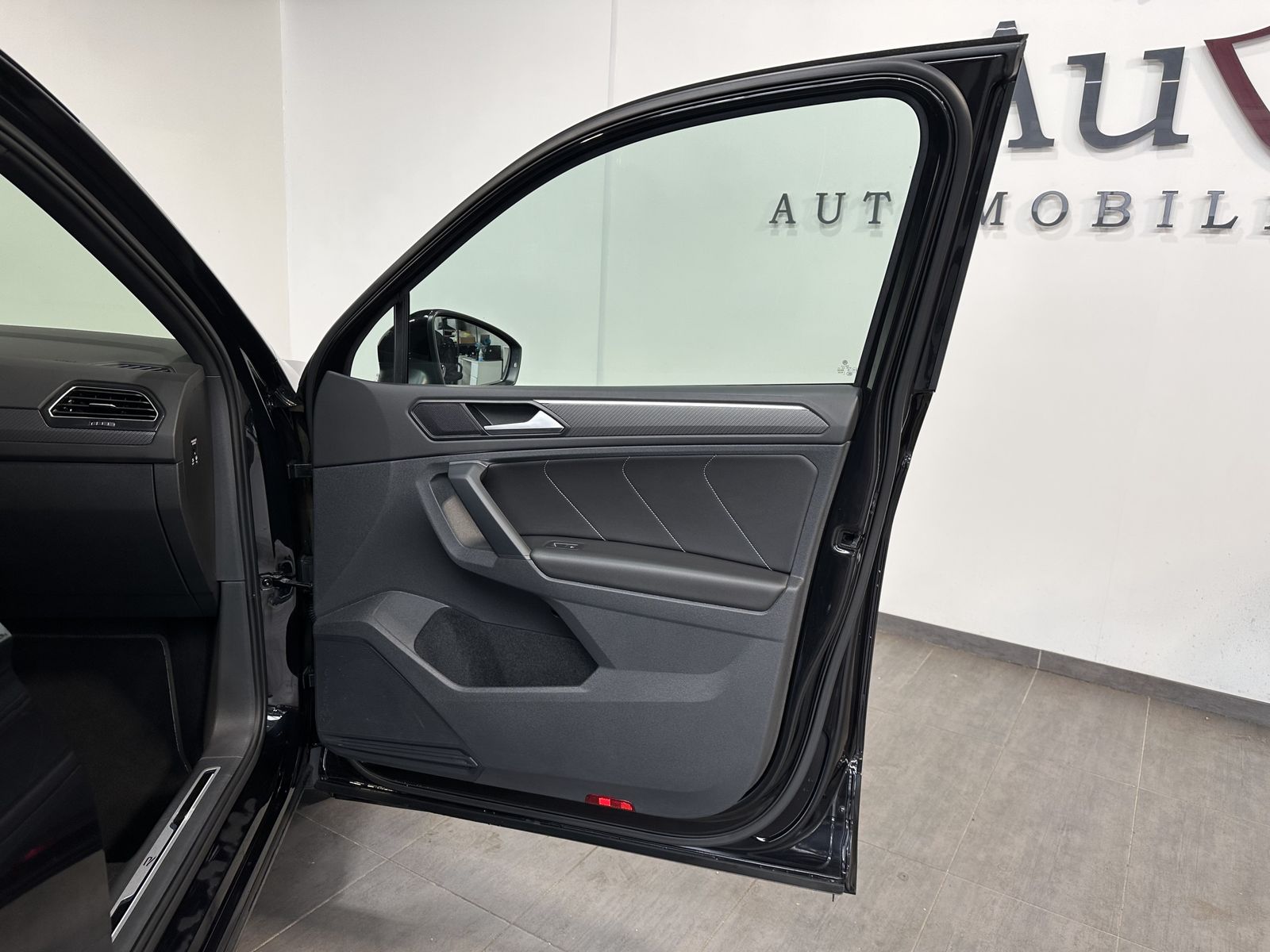 Fahrzeugabbildung Volkswagen Tiguan 2.0 TDI DSG R-Line Black NAV+LED+ACC