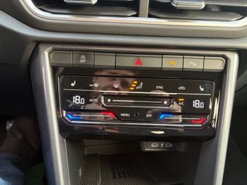 Fahrzeugabbildung Volkswagen T-Roc 1.5 TSI Style DSG AHK Navi Matrix