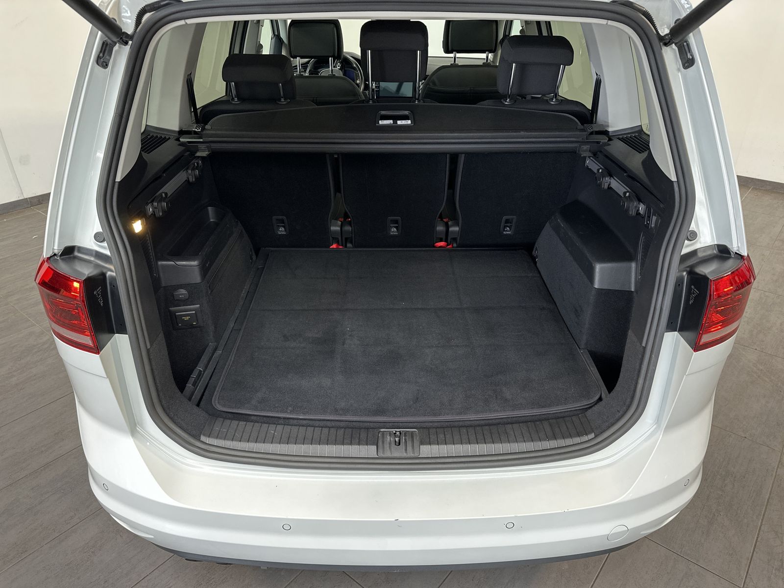Fahrzeugabbildung Volkswagen Touran 2.0 TDI DSG Highline NAV+LED+AHK+KAM+PANO