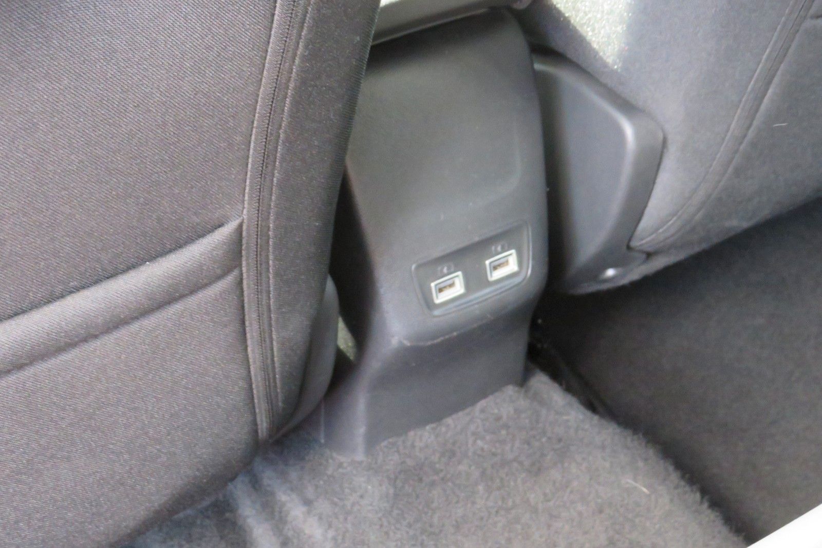 Fahrzeugabbildung Peugeot 2008 e- Allure Pack NAVI KAMERA ACC PDC SITZH 1H