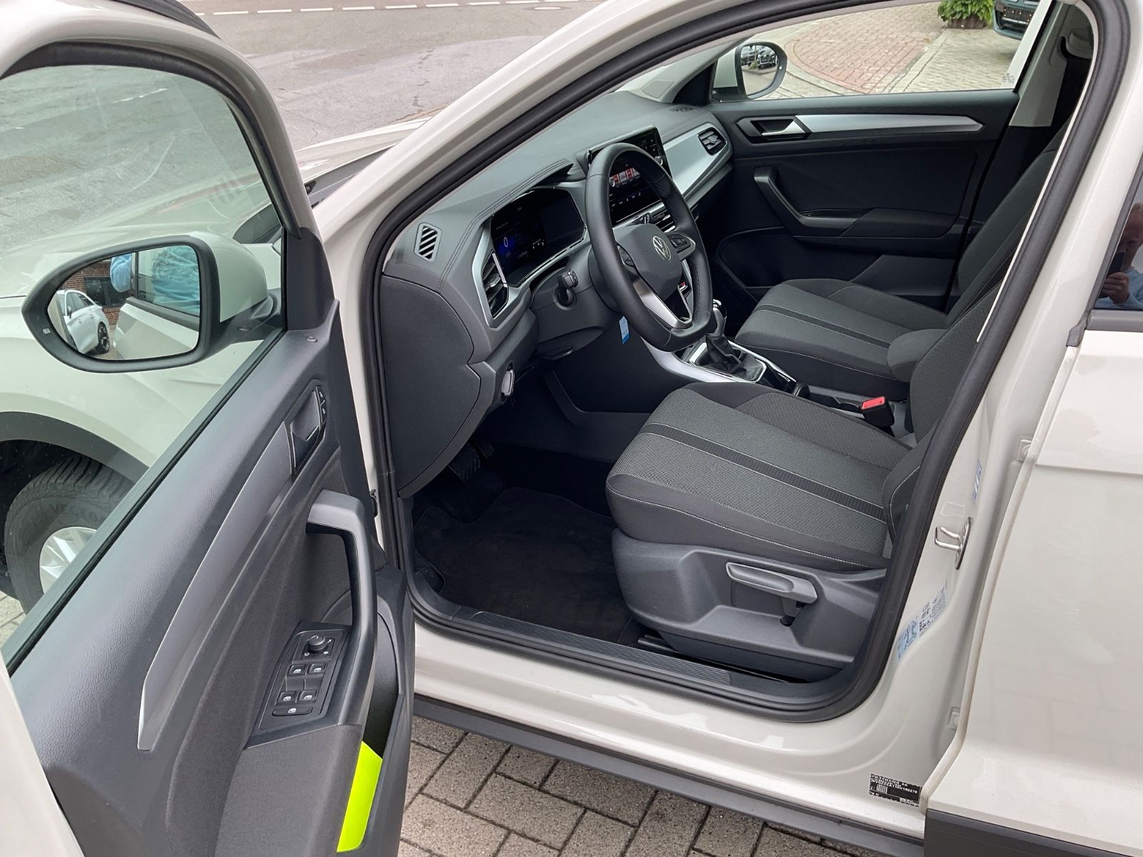 Fahrzeugabbildung Volkswagen T-Roc 1.5 TSI DSG Life,AHK,Navi,LED,AppConnect