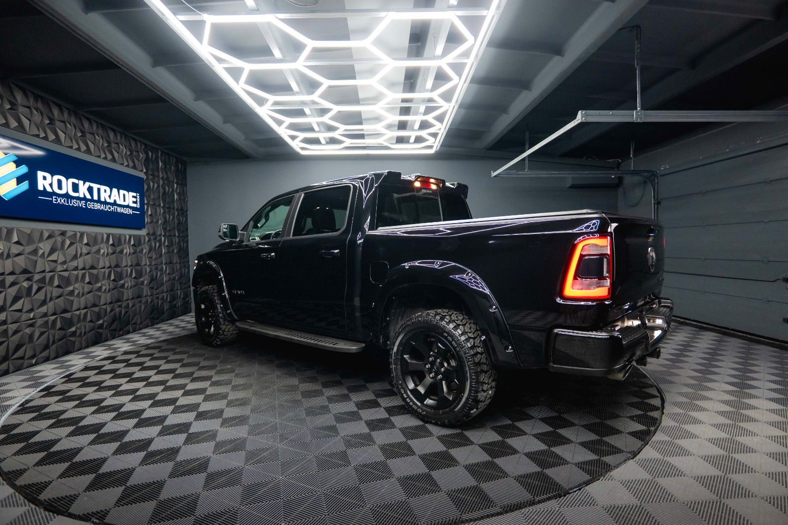 Fahrzeugabbildung Dodge RAM 5.7 V8 HEMI 4x4 Offroad BLACK EDITION  LPG