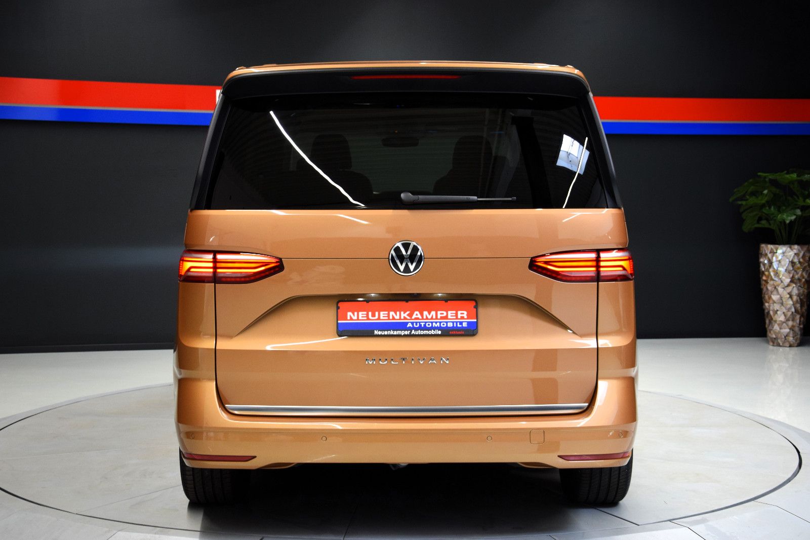 Fahrzeugabbildung Volkswagen T7 Multivan Style 7 Stz. ACC Matrix el.AHK Alcan