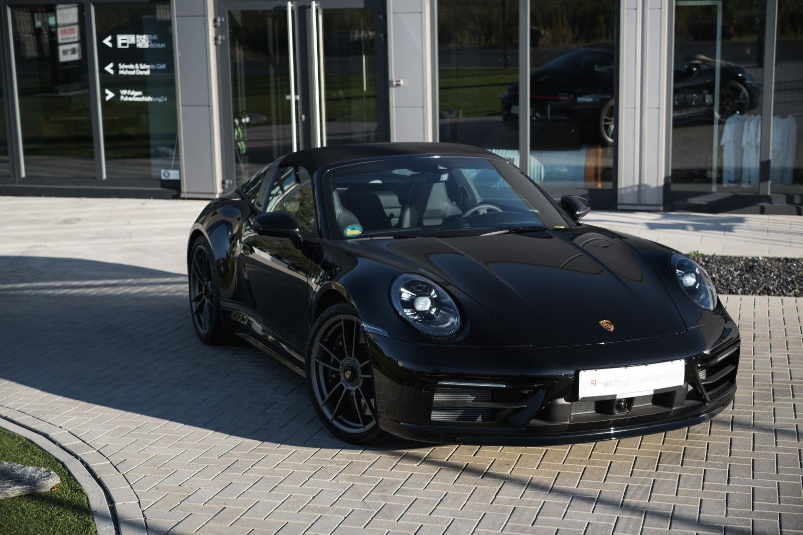 Fahrzeugabbildung Porsche 911/992 Targa 50 J. Porsche Design, Inno, Uhr!