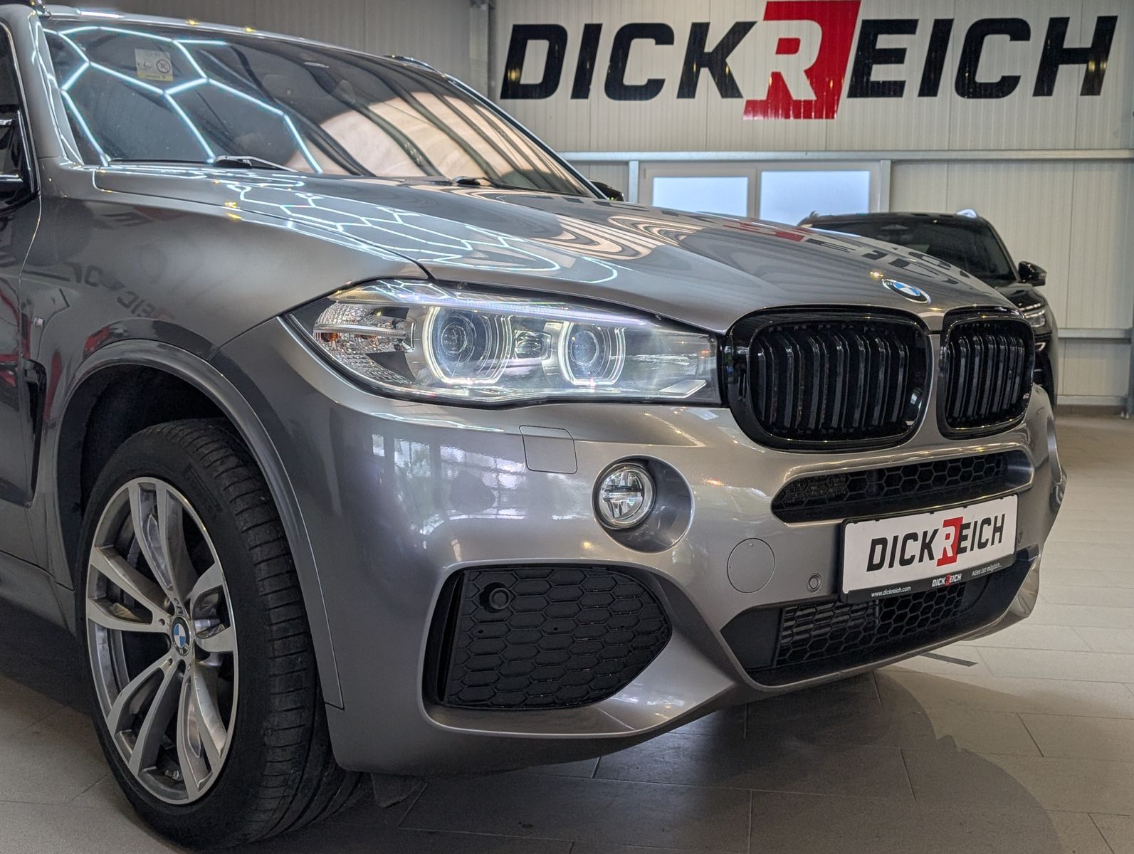 Fahrzeugabbildung BMW X5 xD 30d M-Sport HUD Pano H&K Komfortsi AHK 20"