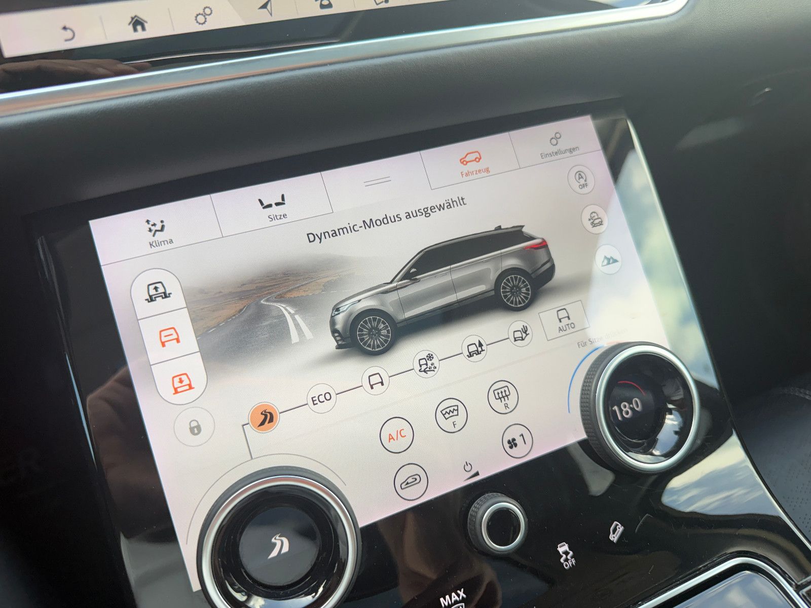 Fahrzeugabbildung Land Rover Range Rover Velar SE/PANO/KAMERA/MERIDIAN/MASSAG