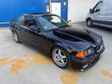 BMW 325I Coupe M50B25 - schwarze BMW 325 Gran Turismo