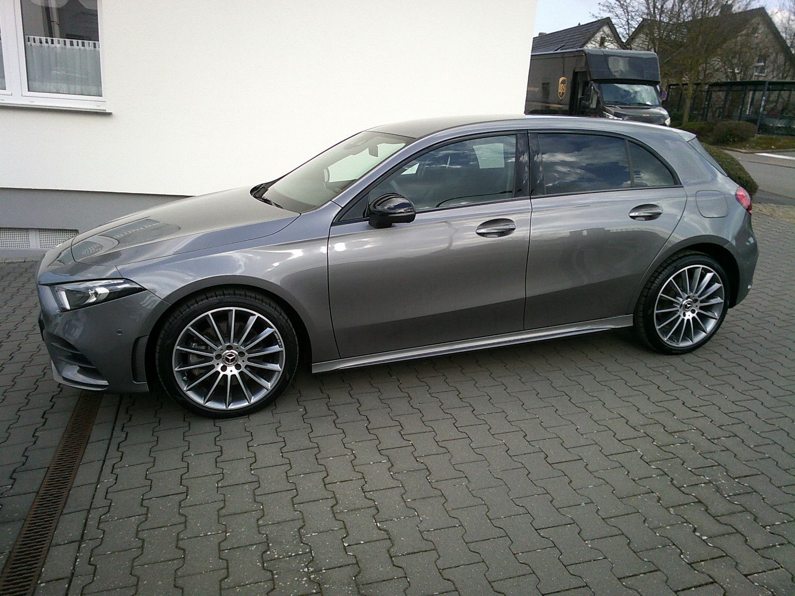 Fahrzeugabbildung Mercedes-Benz A 250 e AMG / Night-Paket