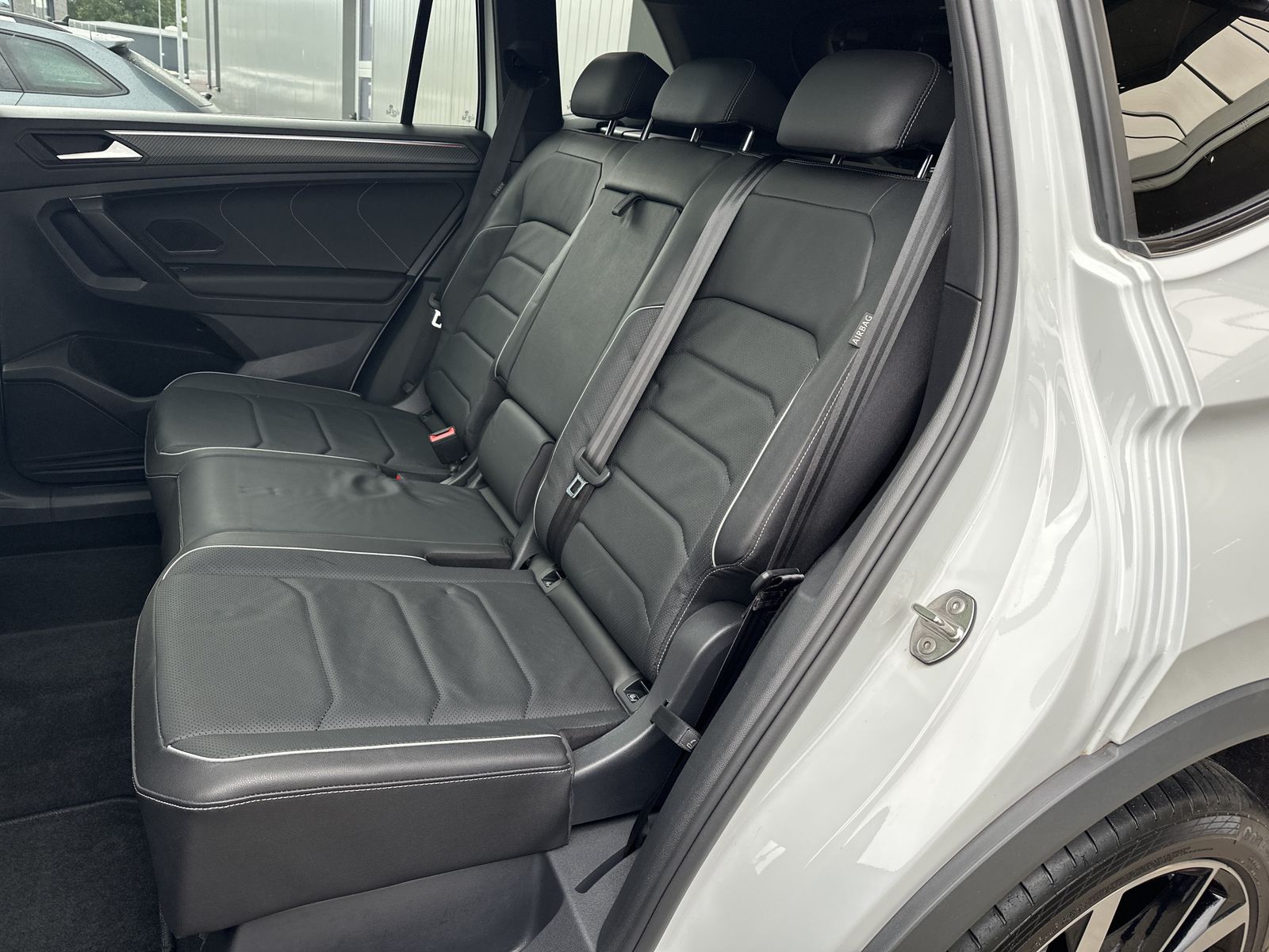 Fahrzeugabbildung Volkswagen Tiguan Allspace R-Line 4M NAV+IQLIGHT+PANORAMA
