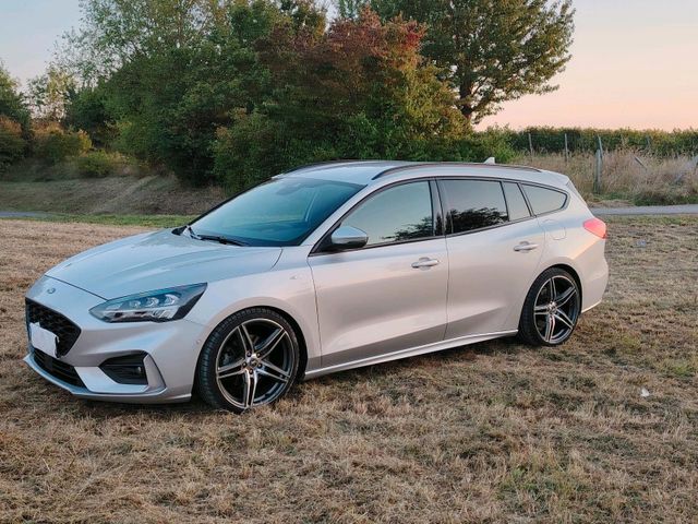 Ford Focus Turnier ST Line 1.5 Ecoboost