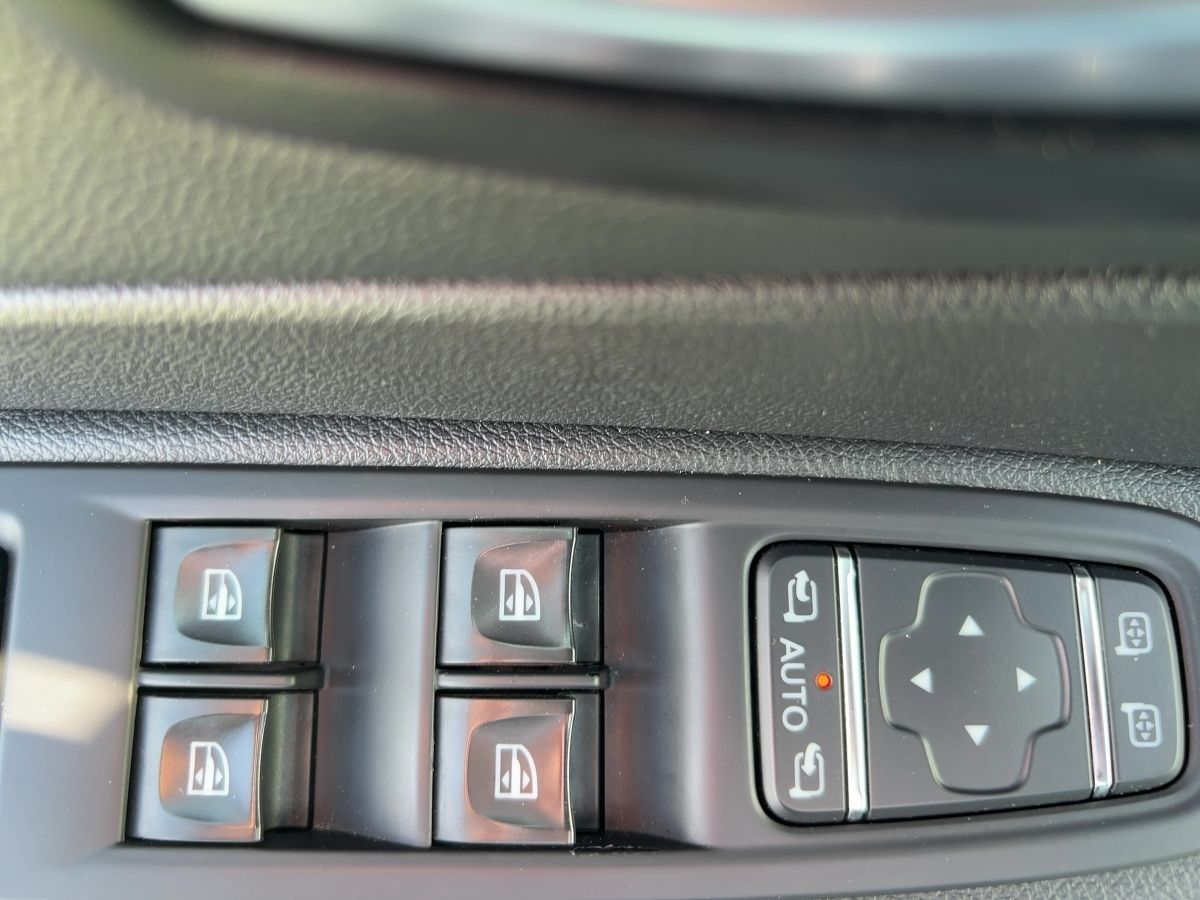 Fahrzeugabbildung Renault Captur Version S TCe 150 GPF ABS Fahrerairbag ES - mit KI generiert/bearbeitet