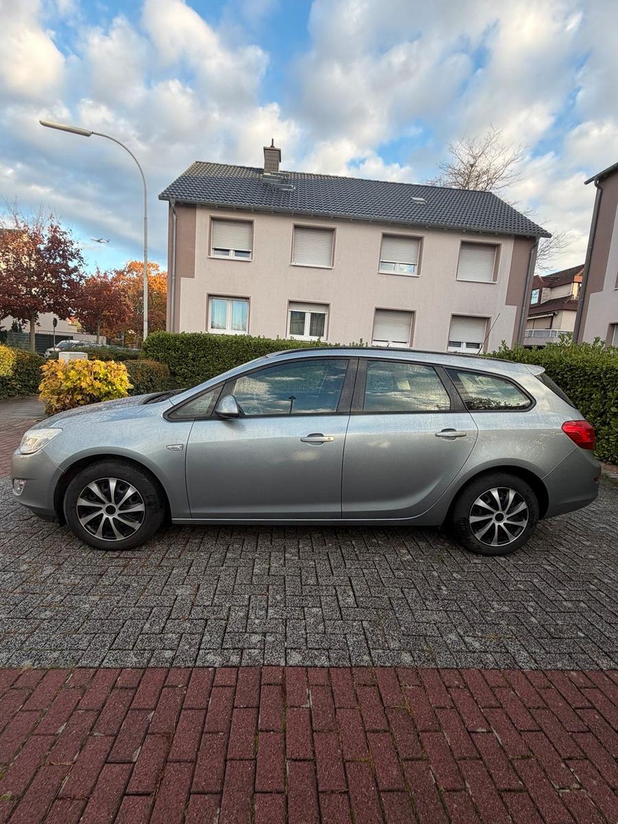 Opel Astra 2010 — engine 116 HP (85kW)