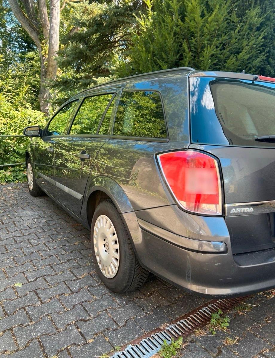 Opel Astra 2009 — interior