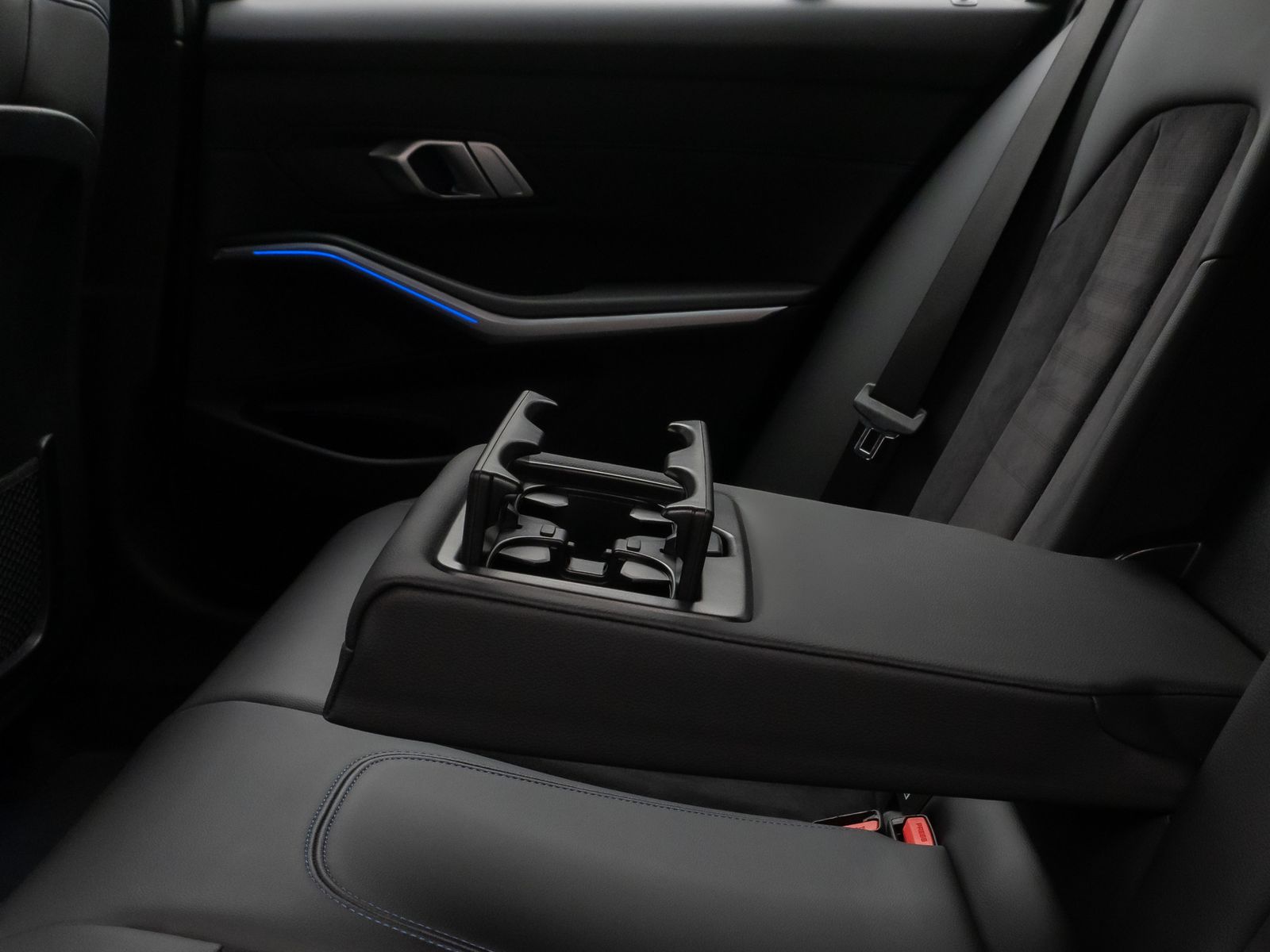 Fahrzeugabbildung BMW 320d M Sport DAB CockPitPro PDC Alarm AHK LED