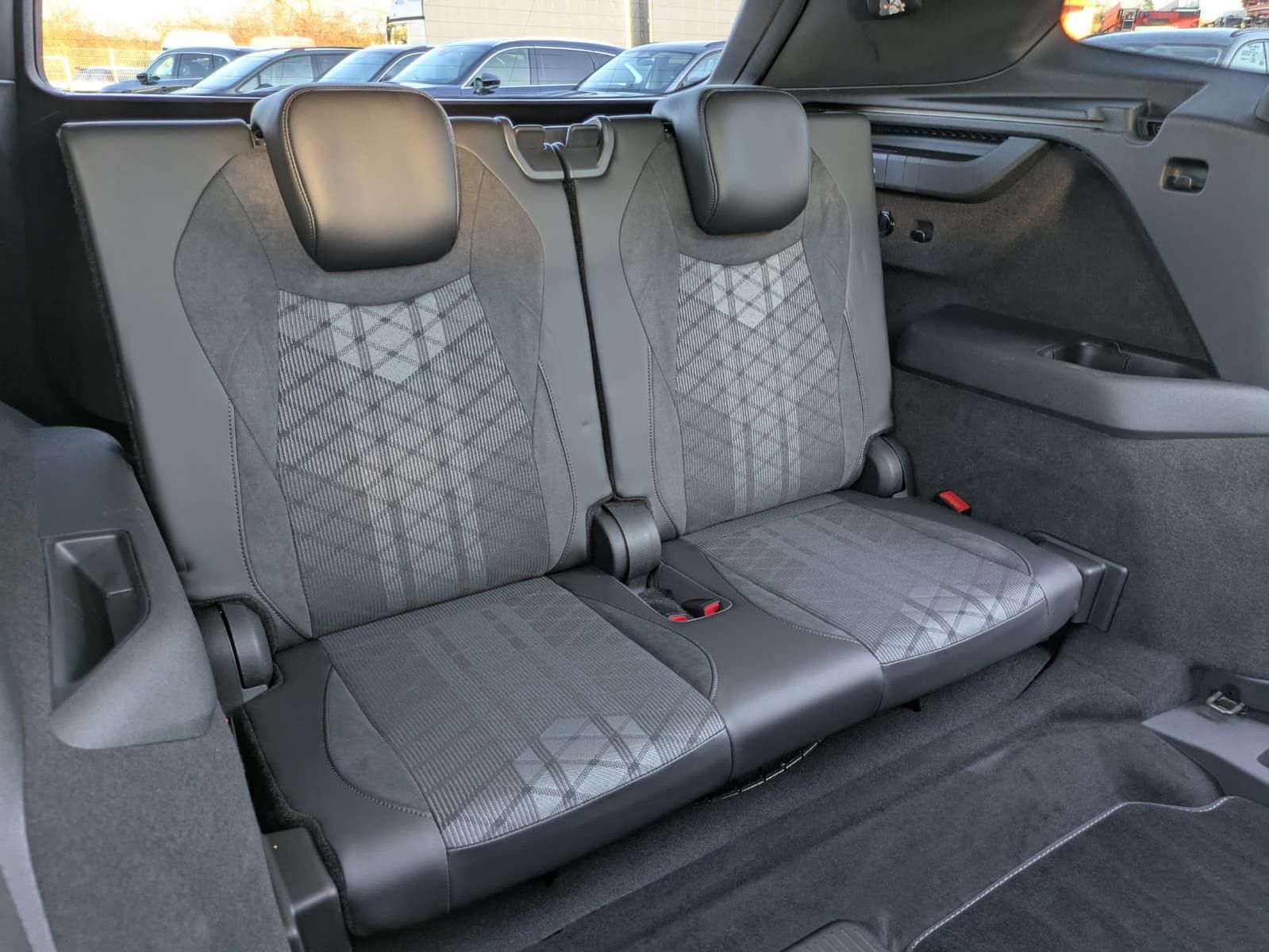 Fahrzeugabbildung Volkswagen Tayron 2.0 TDI 4M R-Line 7Si*MATRIX*AHK*PANO*HUD